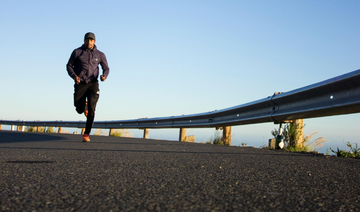 Downhill workouts: boost or risk for sub-3 marathon runners?